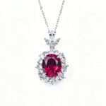 Halo setting Oval lab grown gemstone pendant necklace 2 Halo-zetting ovale hanger met laboratoriumgekweekte edelsteen.