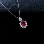 Halo setting Oval lab grown gemstone pendant necklace 5 Halo-zetting ovale hanger met laboratoriumgekweekte edelsteen.