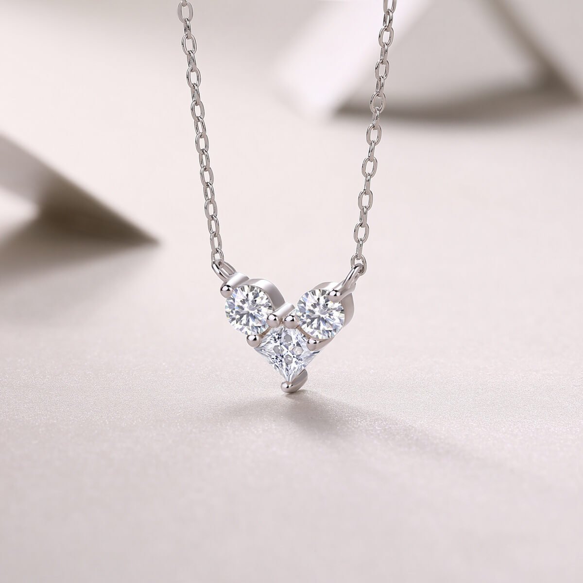 Halsketting met hanger in hartvorm van moissanite