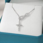 Infinite knot and cross Moissanite pendant necklace 3 Colar com pingente de moissanita em formato de nó infinito e cruz
