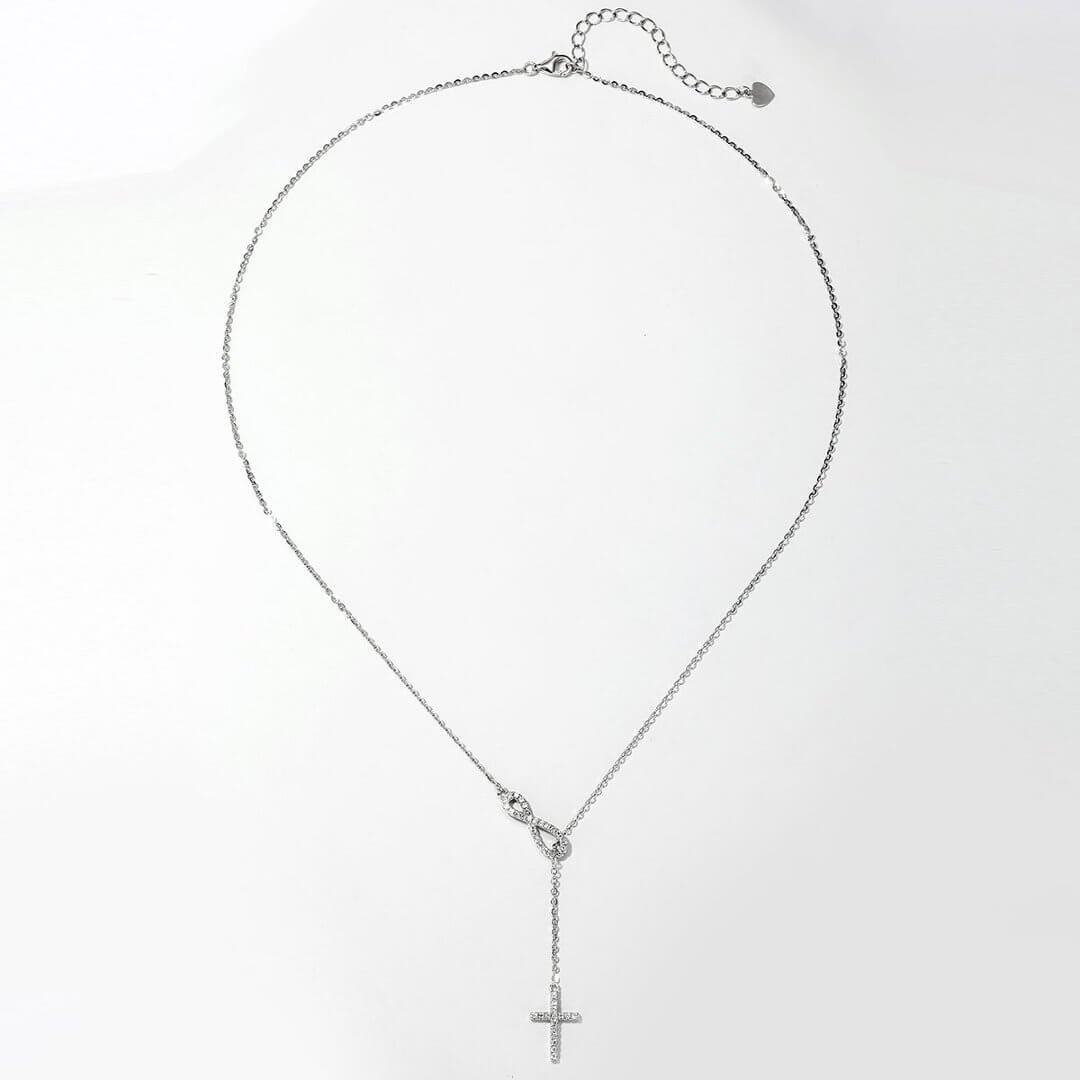 Colar com pingente de moissanita em formato de nó infinito e cruz Colar com pingente de moissanita em formato de nó infinito e cruz