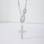 Infinite knot and cross Moissanite pendant necklace 2 Colar com pingente de moissanita em formato de nó infinito e cruz