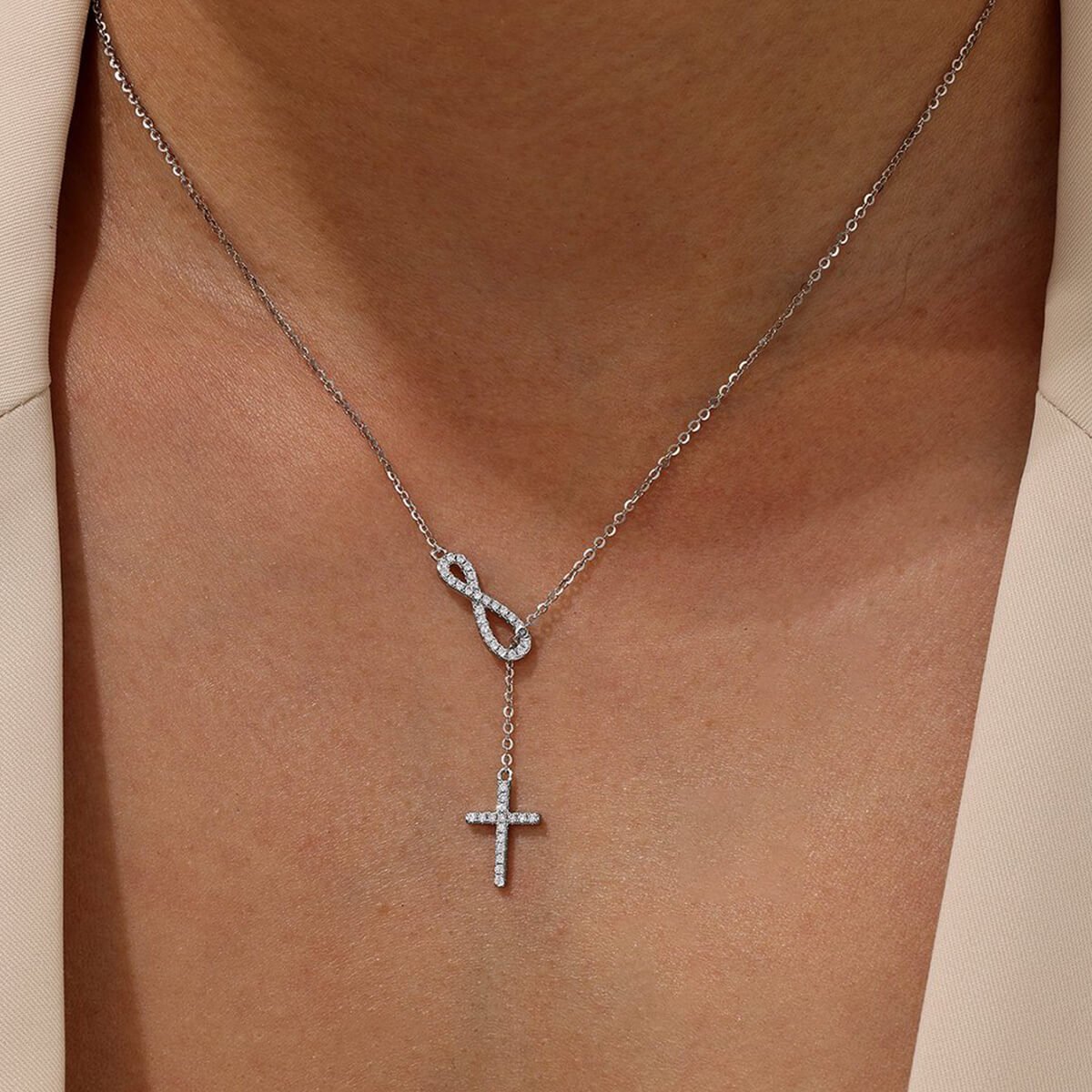 Colar com pingente de moissanita em formato de nó infinito e cruz Colar com pingente de moissanita em formato de nó infinito e cruz