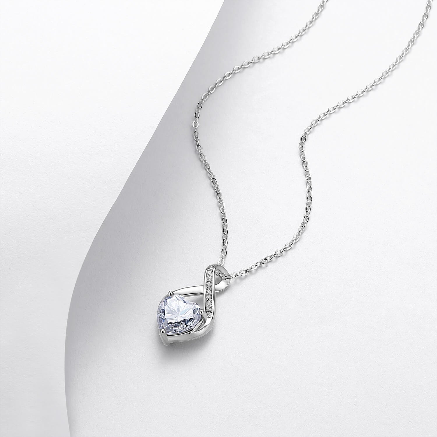 Collana con ciondolo a forma di cuore in moissanite "Amore infinito" Collana con ciondolo a forma di cuore in moissanite "Amore infinito"