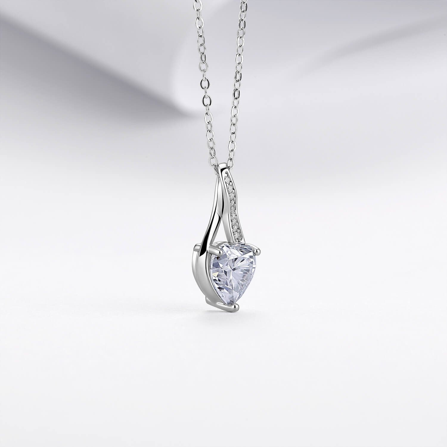 Collana con ciondolo a forma di cuore in moissanite "Amore infinito" Collana con ciondolo a forma di cuore in moissanite "Amore infinito"