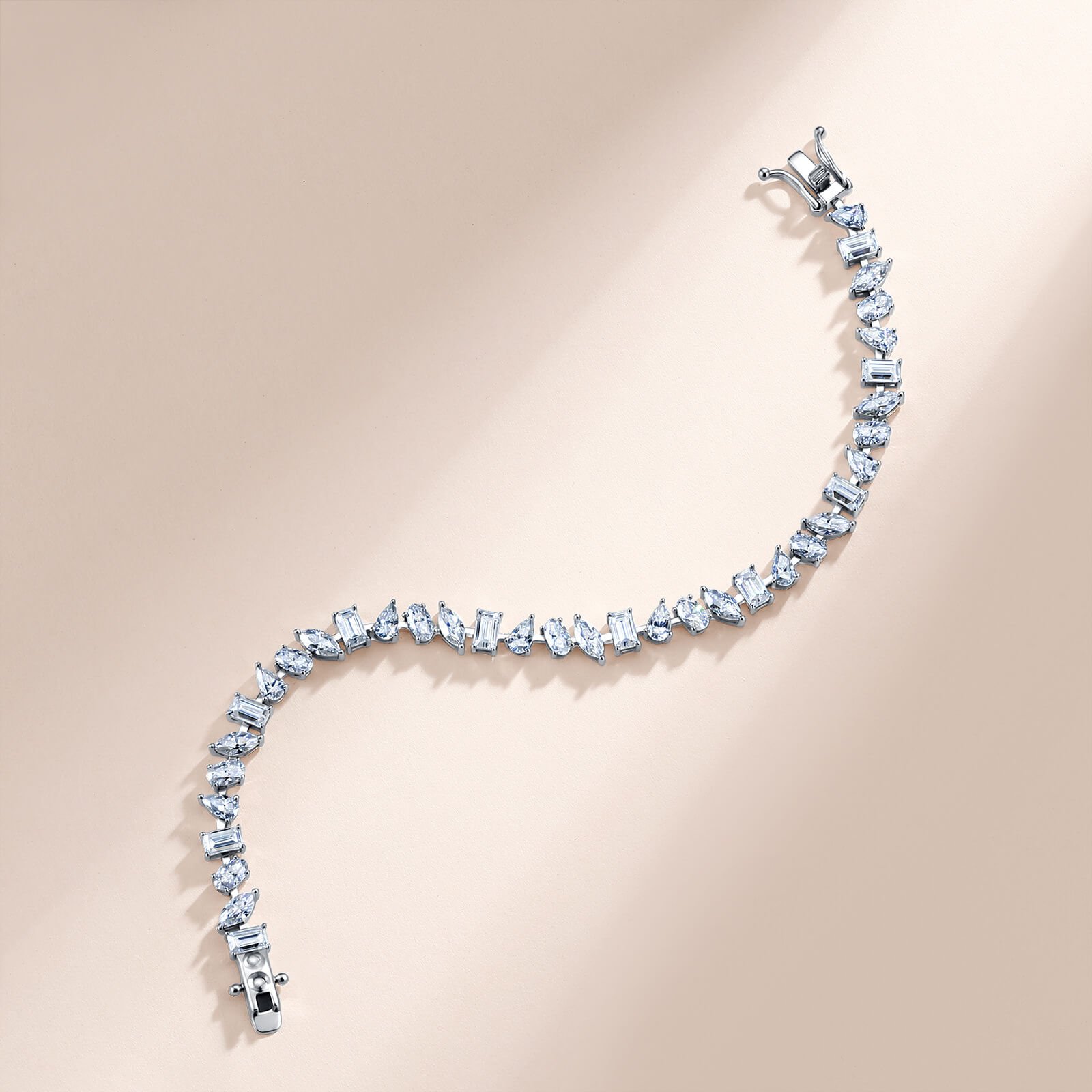 Bracciale in moissanite dalla forma geometrica irregolare Bracciale in moissanite dalla forma geometrica irregolare