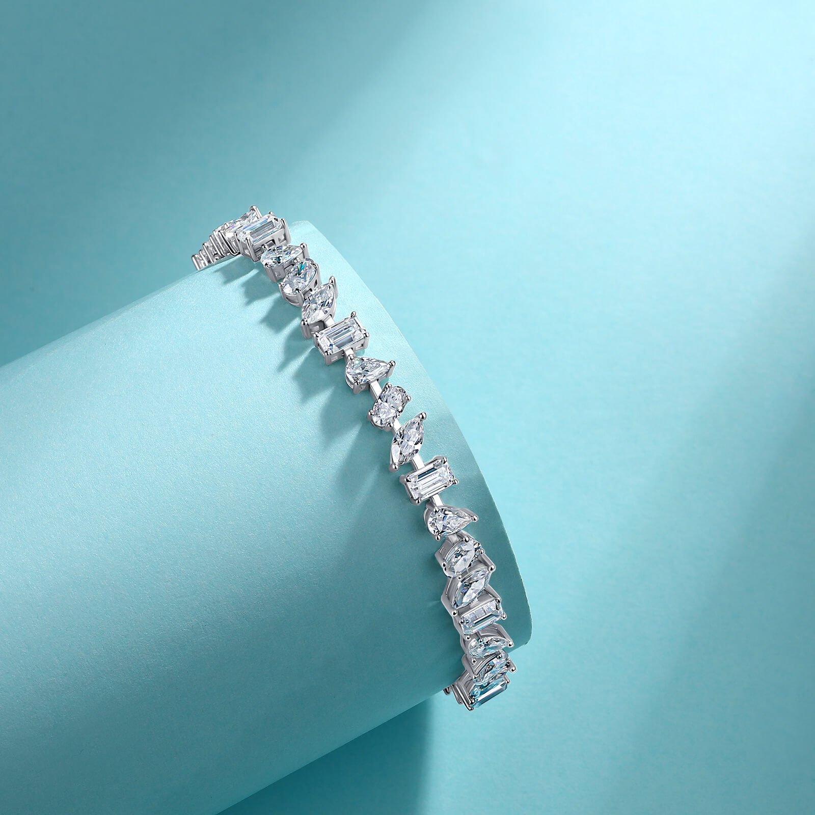 Bracciale in moissanite dalla forma geometrica irregolare Bracciale in moissanite dalla forma geometrica irregolare