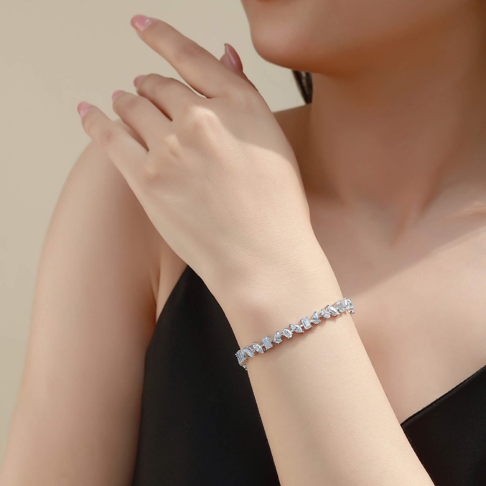 Bracciale in moissanite dalla forma geometrica irregolare Bracciale in moissanite dalla forma geometrica irregolare