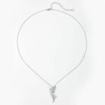 Colar com pingente de moissanita cravejado em pavé redondo em formato de carpa koi, tamanho 5. Colar com pingente de moissanita cravejado em pavé, formato de carpa koi, formato redondo.