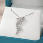 Colar com pingente de moissanita cravejado em pavé redondo em formato de carpa koi (2 unidades) Colar com pingente de moissanita cravejado em pavé, formato de carpa koi, formato redondo.