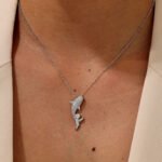Colar com pingente de moissanita cravejado em pavé redondo em formato de carpa koi (4 unidades) Colar com pingente de moissanita cravejado em pavé, formato de carpa koi, formato redondo.