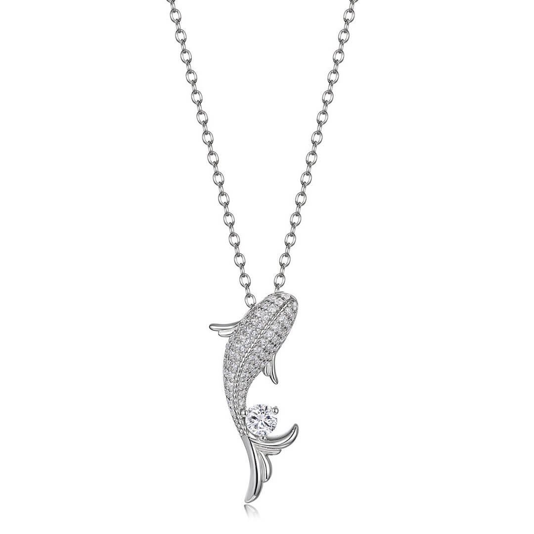 Colar com pingente de moissanita cravejado em pavé, formato de carpa koi, formato redondo. Colar com pingente de moissanita cravejado em pavé, formato de carpa koi, formato redondo.