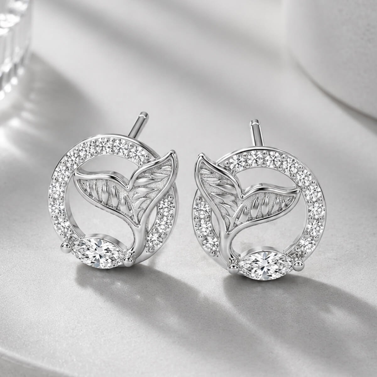 Orecchini a lobo con moissanite a forma di coda di balena a taglio marquise Orecchini a lobo con moissanite a forma di coda di balena a taglio marquise