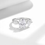 Nhẫn đính hôn ba viên đá Moissanite cắt hình bầu dục