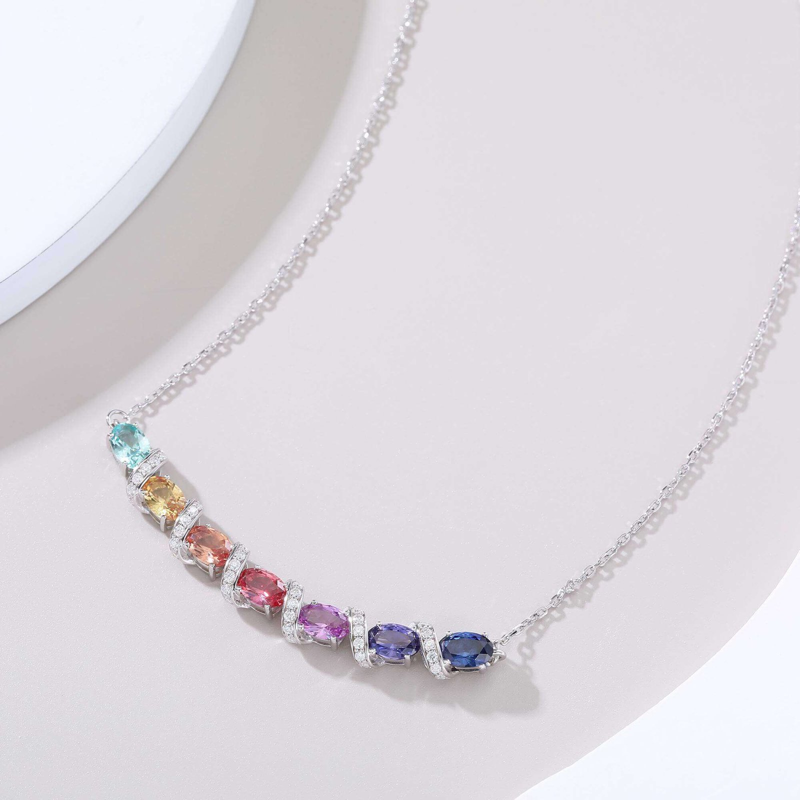 Mặt dây chuyền đá quý Moissanite hình bầu dục được nuôi cấy trong phòng thí nghiệm. Mặt dây chuyền đá quý Moissanite hình bầu dục được nuôi cấy trong phòng thí nghiệm.