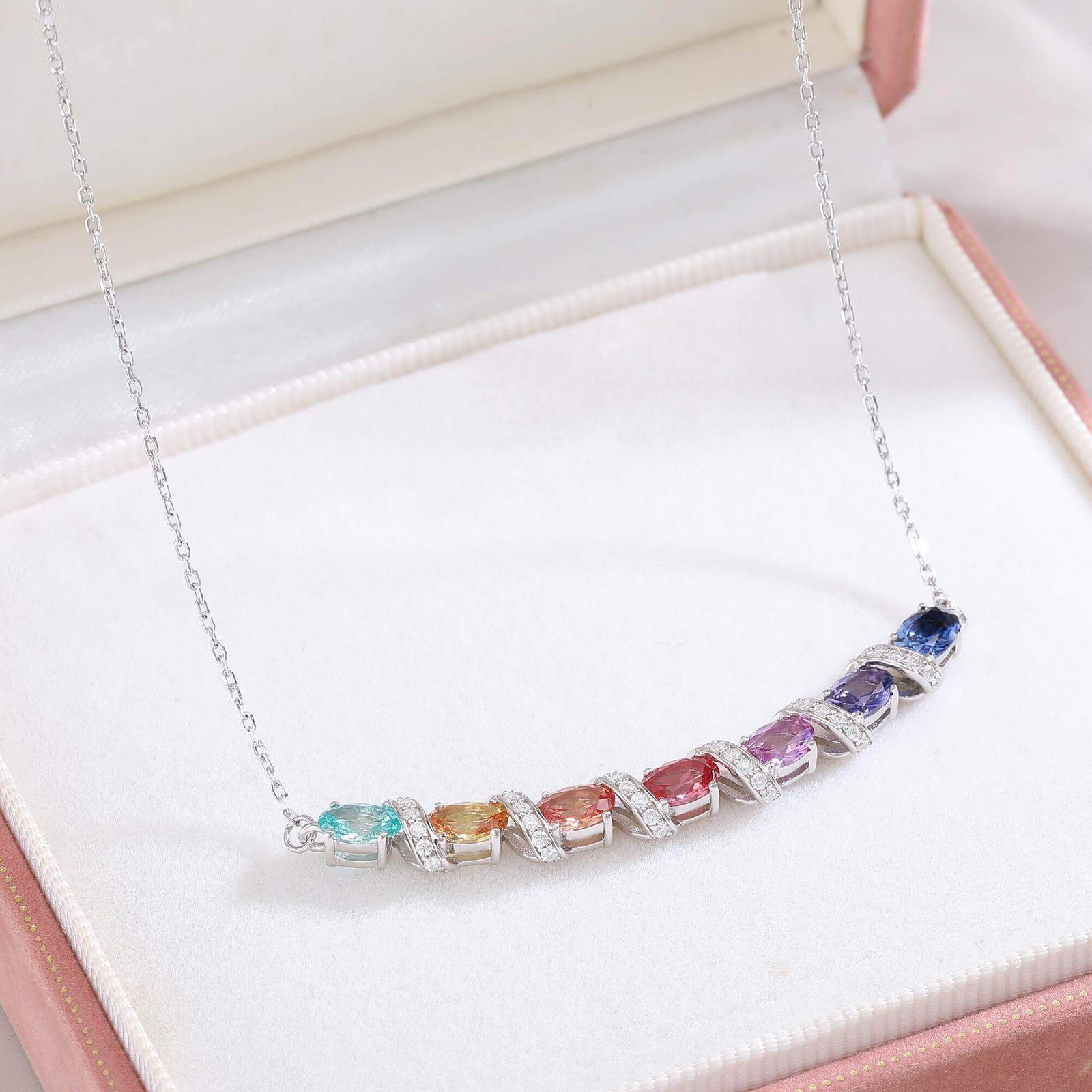 Mặt dây chuyền đá quý Moissanite hình bầu dục được nuôi cấy trong phòng thí nghiệm. Mặt dây chuyền đá quý Moissanite hình bầu dục được nuôi cấy trong phòng thí nghiệm.