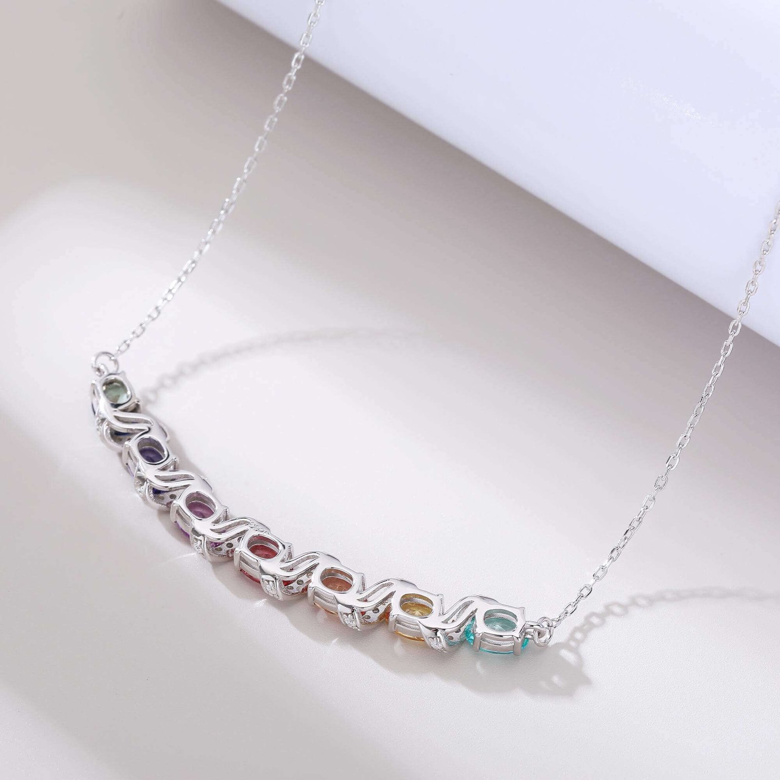 Mặt dây chuyền đá quý Moissanite hình bầu dục được nuôi cấy trong phòng thí nghiệm. Mặt dây chuyền đá quý Moissanite hình bầu dục được nuôi cấy trong phòng thí nghiệm.