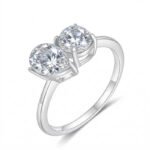 Pear and round two stone moissanite engagement ring 1 خاتم خطوبة من حجرين من المويسانايت، أحدهما على شكل كمثرى والآخر دائري.