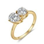 Pear and round two stone moissanite engagement ring 2 خاتم خطوبة من حجرين من المويسانايت، أحدهما على شكل كمثرى والآخر دائري.