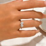 Pear and round two stone moissanite engagement ring 5 خاتم خطوبة من حجرين من المويسانايت، أحدهما على شكل كمثرى والآخر دائري.