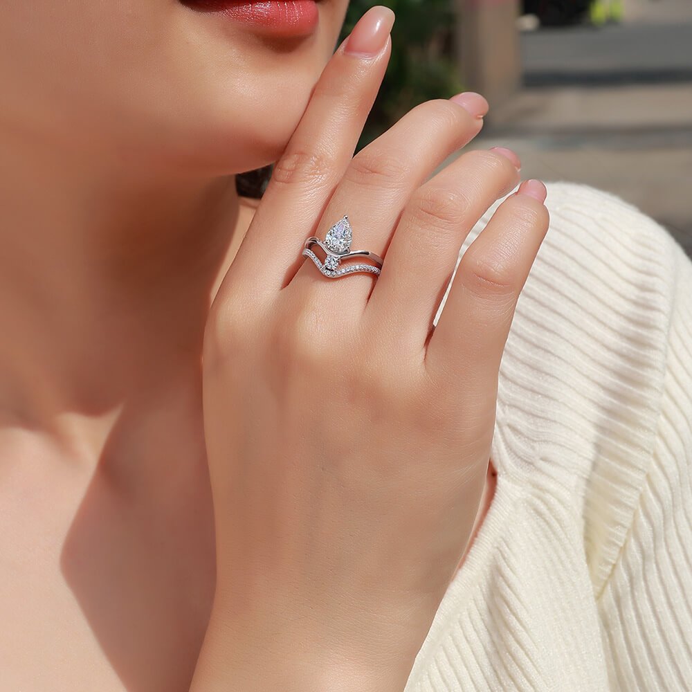 Doppelband-Moissanit-Toi-et-Moi-Ring im Birnenschliff Doppelband-Moissanit-Toi-et-Moi-Ring im Birnenschliff