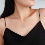 Pear-shaped classic four-leaf clover moissanite necklace 5 Colar clássico de moissanita em formato de trevo de quatro folhas com pingente em formato de pera