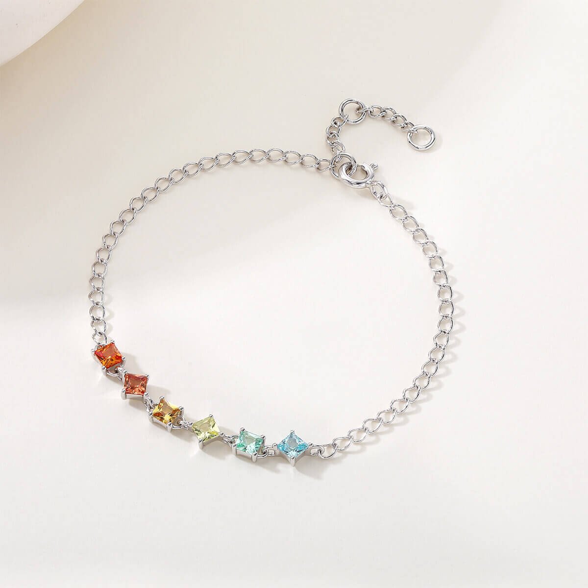 Bracciale con sei pietre preziose create in laboratorio, taglio princess. Bracciale con sei pietre preziose create in laboratorio, taglio princess.