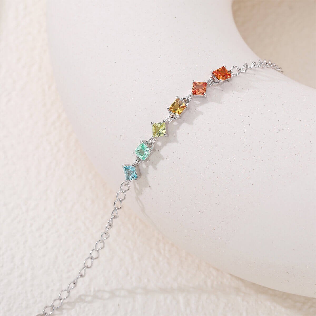 Bracciale con sei pietre preziose create in laboratorio, taglio princess. Bracciale con sei pietre preziose create in laboratorio, taglio princess.