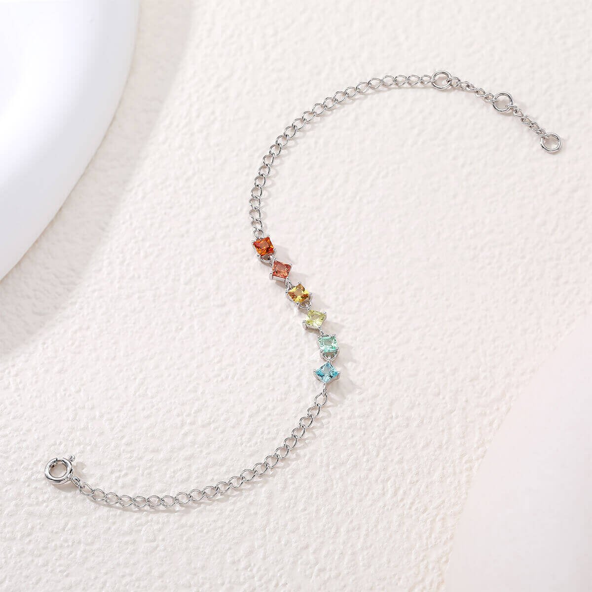 Bracciale con sei pietre preziose create in laboratorio, taglio princess. Bracciale con sei pietre preziose create in laboratorio, taglio princess.