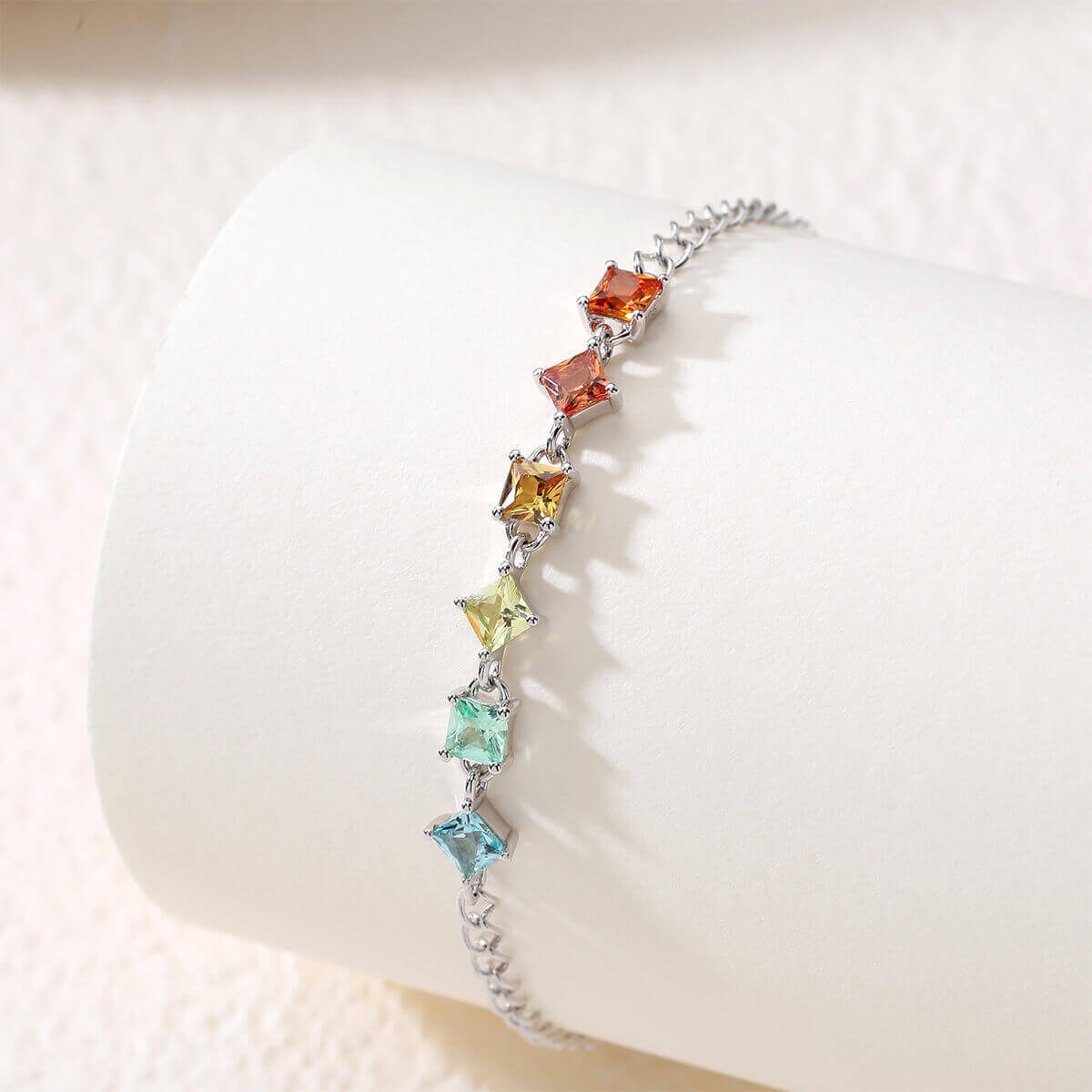 Bracciale con sei pietre preziose create in laboratorio, taglio princess. Bracciale con sei pietre preziose create in laboratorio, taglio princess.