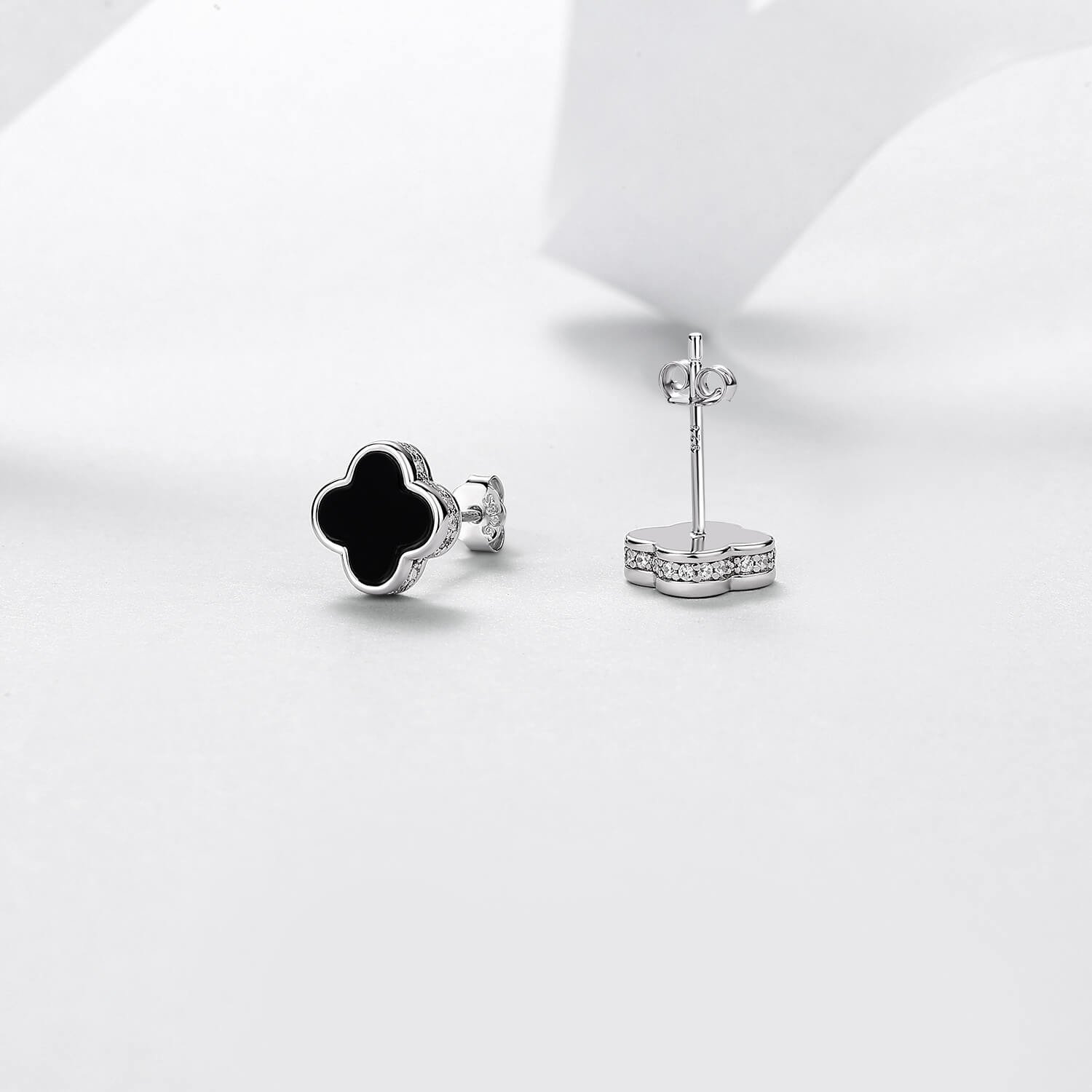 Runde Ohrstecker aus schwarzem Onyx und Moissanit mit Kleeblatt-Moissanit-Verzierung Runde Ohrstecker aus schwarzem Onyx und Moissanit mit Kleeblatt-Moissanit-Verzierung