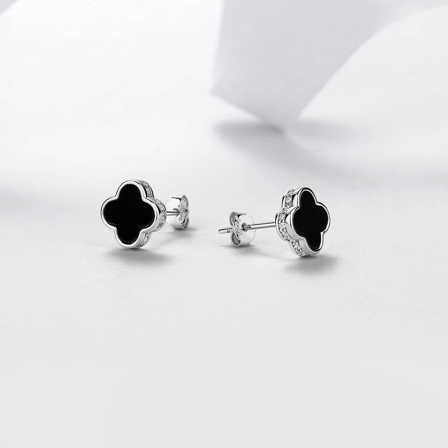 Runde Ohrstecker aus schwarzem Onyx und Moissanit mit Kleeblatt-Moissanit-Verzierung Runde Ohrstecker aus schwarzem Onyx und Moissanit mit Kleeblatt-Moissanit-Verzierung