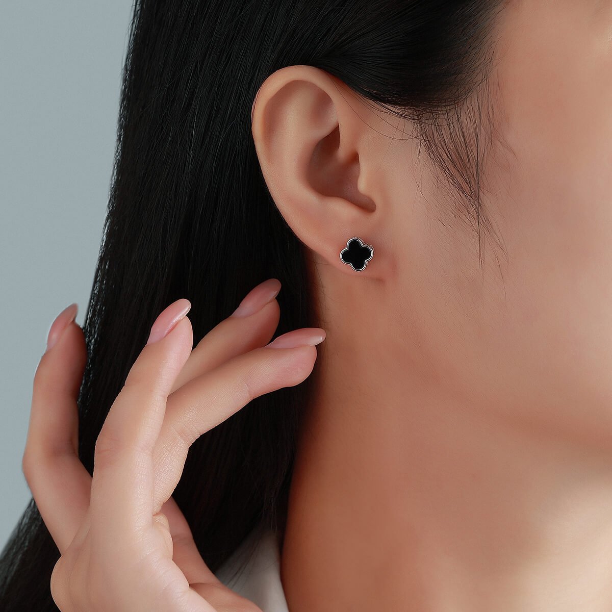 Runde Ohrstecker aus schwarzem Onyx und Moissanit mit Kleeblatt-Moissanit-Verzierung Runde Ohrstecker aus schwarzem Onyx und Moissanit mit Kleeblatt-Moissanit-Verzierung