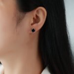 Round black onyx clover Moissanite earrings stud 4 Runde Ohrstecker aus schwarzem Onyx und Moissanit mit Kleeblatt-Moissanit-Verzierung