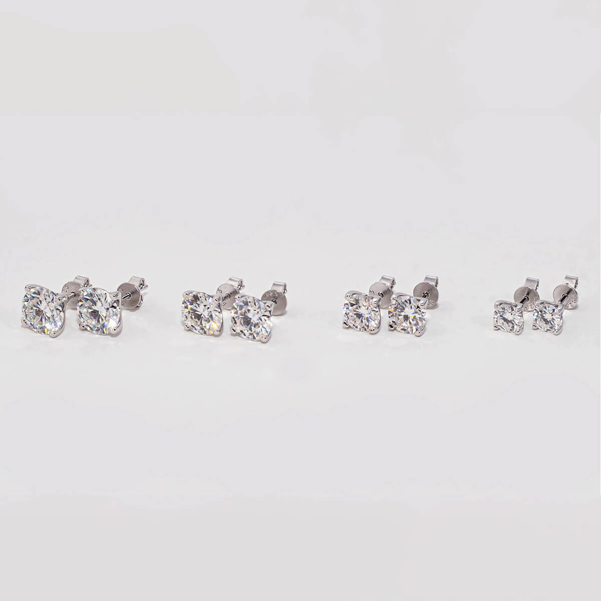 Pendientes de moissanita de talla redonda Pendientes de moissanita de talla redonda