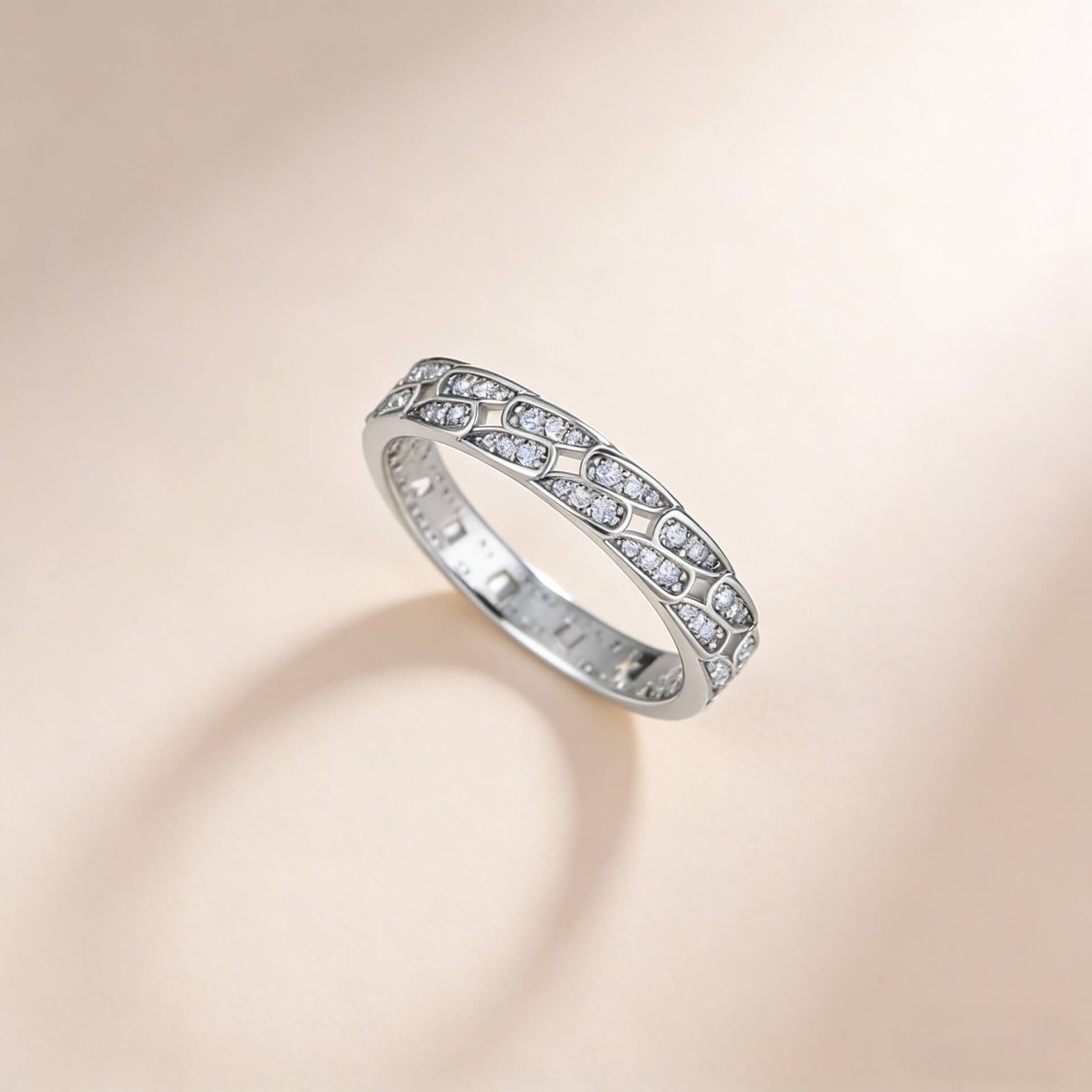 Runder Moissanit-Ewigkeitsring mit Kettengliedern Runder Moissanit-Ewigkeitsring mit Kettengliedern