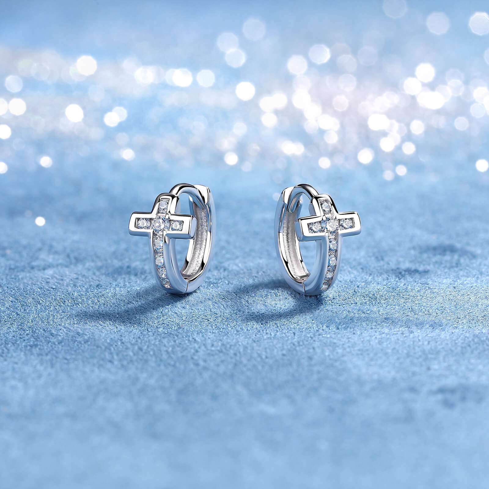 Orecchini a cerchio con croce in moissanite taglio rotondo Orecchini a cerchio con croce in moissanite taglio rotondo