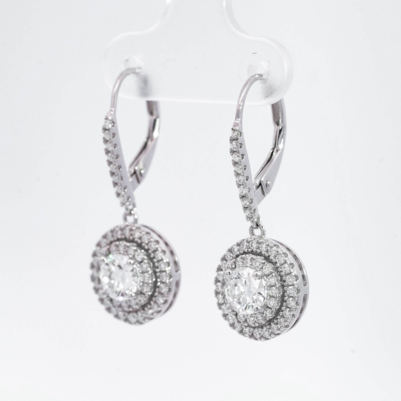 Orecchini a cerchio con moissanite a taglio rotondo e pavé completo Orecchini a cerchio con moissanite a taglio rotondo e pavé completo