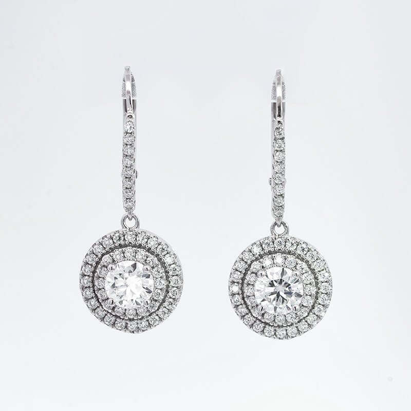 Orecchini a cerchio con moissanite a taglio rotondo e pavé completo Orecchini a cerchio con moissanite a taglio rotondo e pavé completo