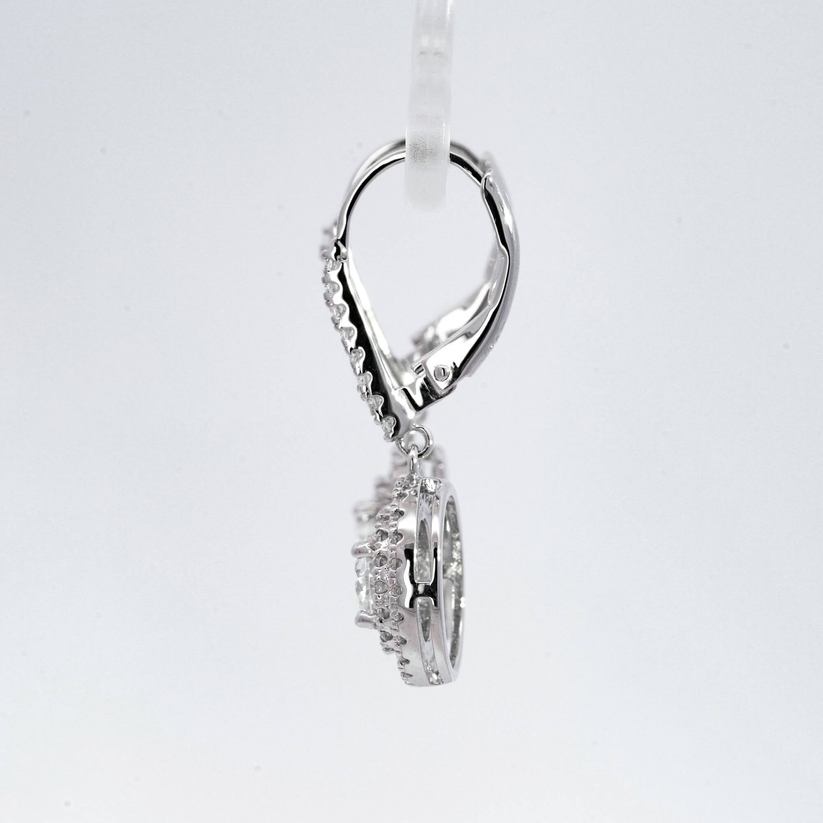 Orecchini a cerchio con moissanite a taglio rotondo e pavé completo Orecchini a cerchio con moissanite a taglio rotondo e pavé completo