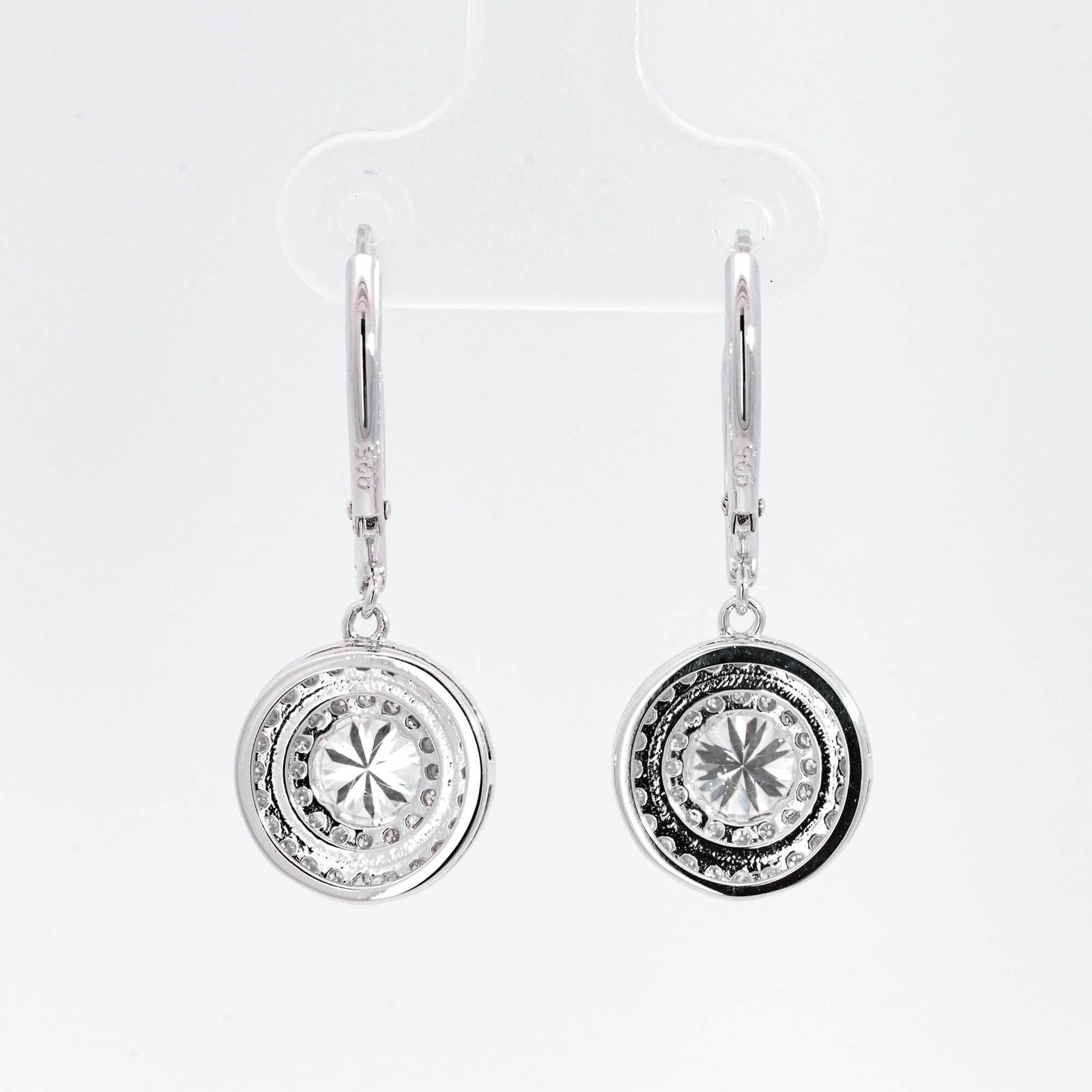 Orecchini a cerchio con moissanite a taglio rotondo e pavé completo Orecchini a cerchio con moissanite a taglio rotondo e pavé completo