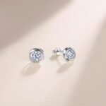 Orecchini a lobo con moissanite a spirale taglio rotondo