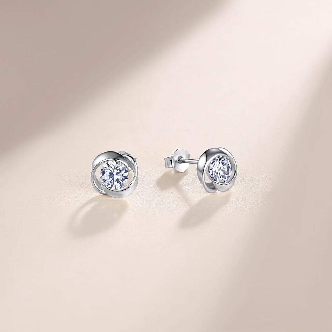 Orecchini a lobo con moissanite a spirale taglio rotondo