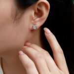 Orecchini a lobo con moissanite a spirale taglio rotondo