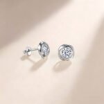Orecchini a lobo con moissanite a spirale taglio rotondo