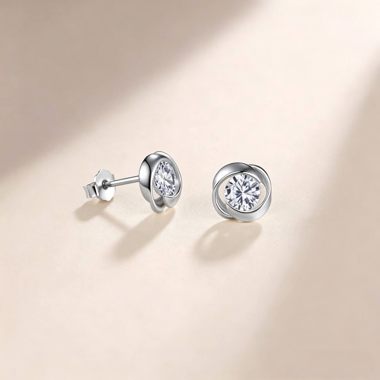 Orecchini a lobo con moissanite a spirale taglio rotondo