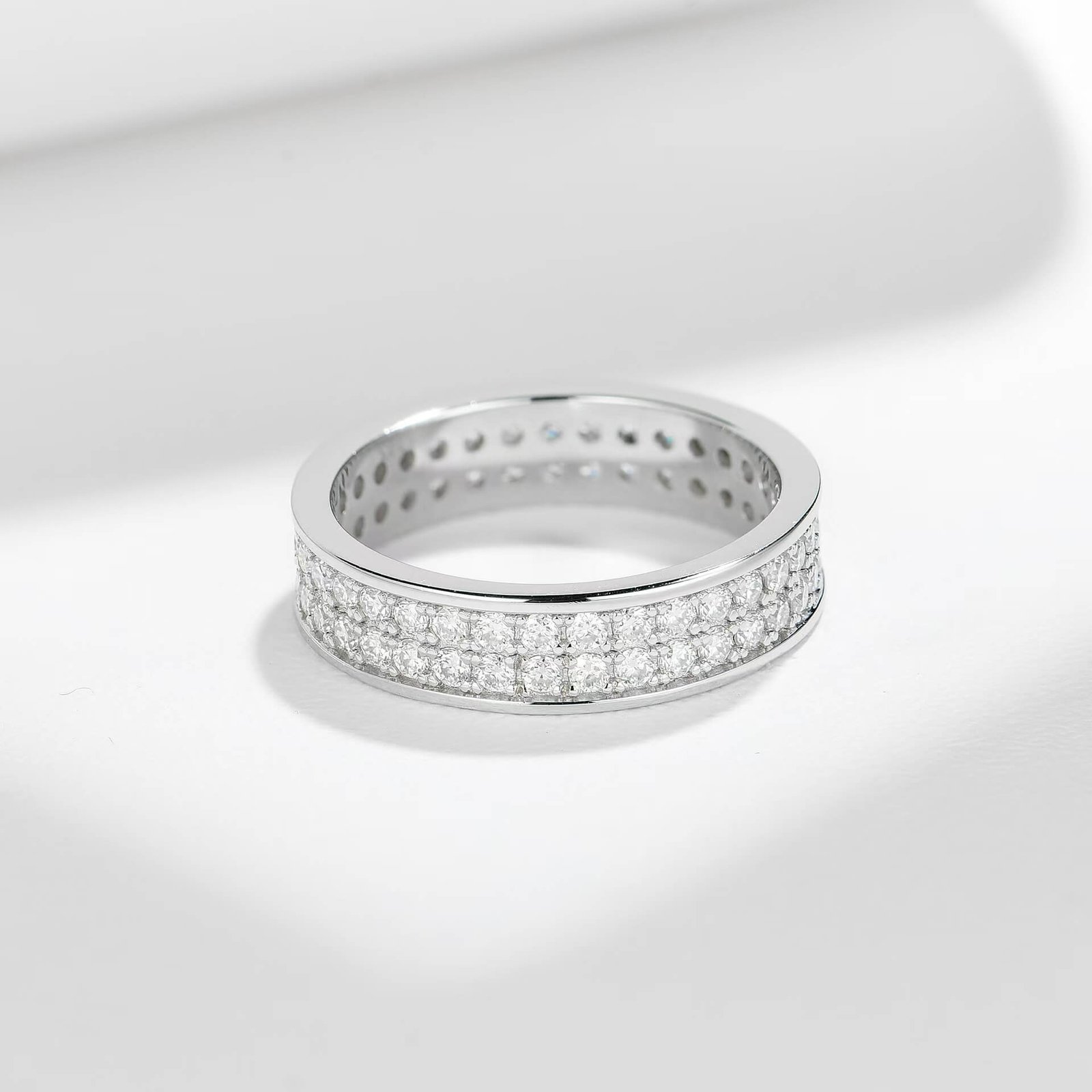 Bague d'éternité sertie de moissanites à trois rangs. Bague d'éternité sertie de moissanites à trois rangs.