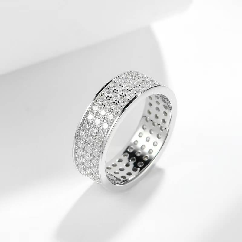 Bague d'éternité sertie de moissanites à trois rangs. Bague d'éternité sertie de moissanites à trois rangs.