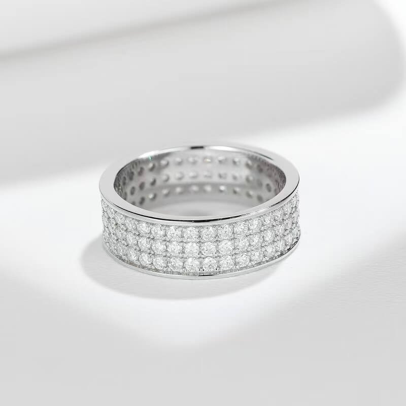 Bague d'éternité sertie de moissanites à trois rangs. Bague d'éternité sertie de moissanites à trois rangs.