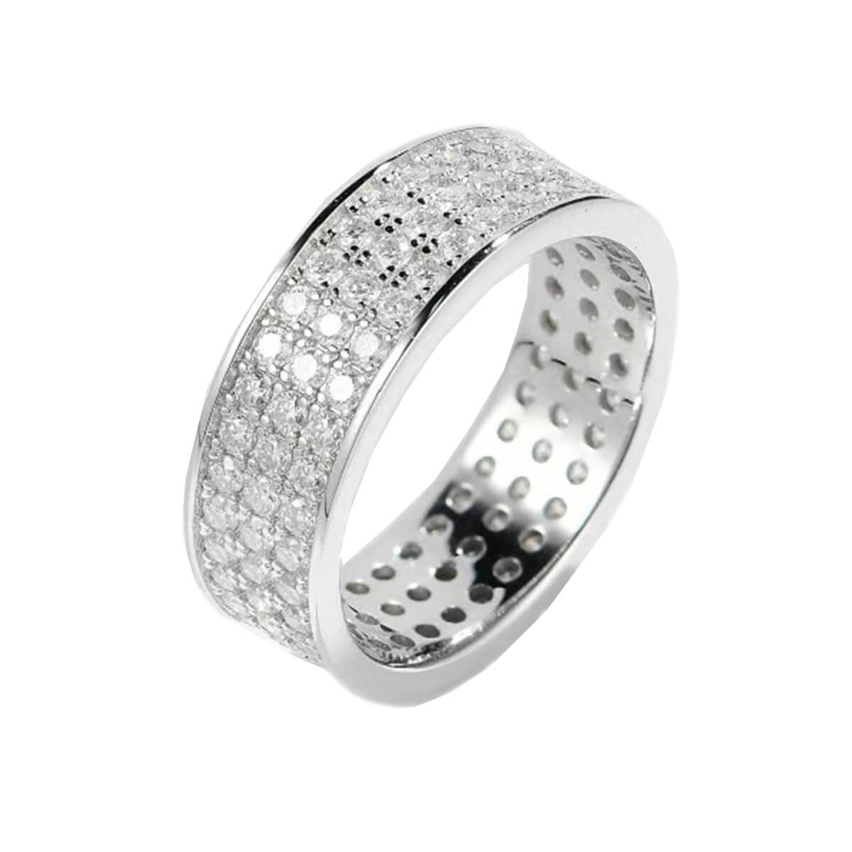 Bague d'éternité sertie de moissanites à trois rangs. Bague d'éternité sertie de moissanites à trois rangs.